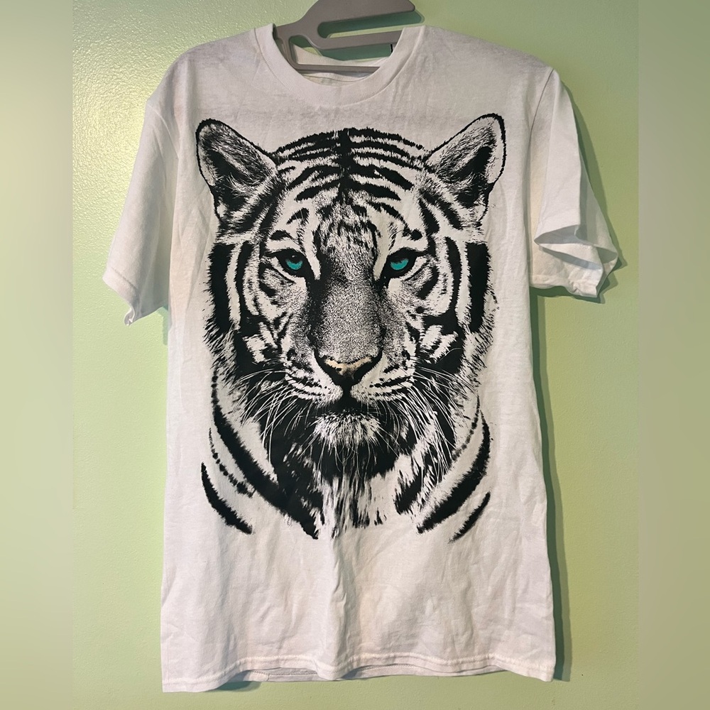 Tiger Sapphire Turquoise Eyes Graphic Print Short Sleeve T-Shirt. S.